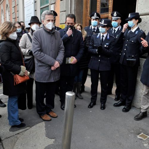 La posa della pietra d'inciampo dedicata a Sebastiano Pieri