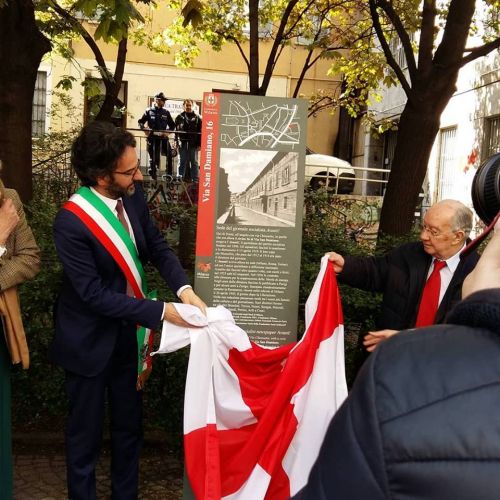 La posa del Totem "Milano è memoria"